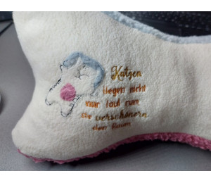 Stickdatei - Spruch "Katzen liegen nicht nur faul rum, sie verschönern den Raum."